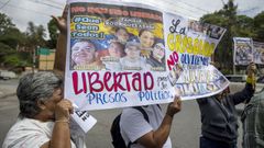 Familiares de presos pol�ticos y activistas se manifiestan en los alrededores del Instituto Nacional de Orientaci�n Femenina (INOF) para exigir a la presidenta encargada de Venezuela, Delcy Rodr�guez, la liberaci�n de los detenidos.