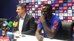 Mariga junto a C�sar, en la sala de prensa del Tartiere