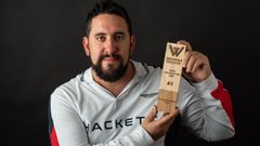Gmez de la Corte, con uno de los premios del portal WedWar que lo acredita como uno de los mejores especialistas en bodas