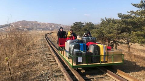 Un diplomtico ruso, junto a su familia, en su viaje de salida de Corea del Norte