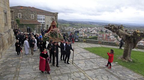 Amenazaba lluvia este Martes de Pascua en Monforte, as que la procesin hizo un recorrido mucho ms corto que el habitual