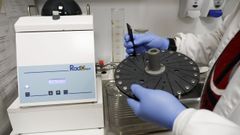 Un profesional del Laboratorio de Radn de Galicia de la USC utiliza la mquina de revelado.