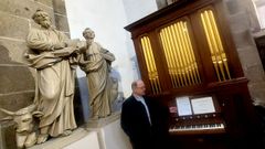 El p�rroco de San Juli�n, Antonio Rodr�guez Basanta, con el �rgano ingl�s cedido temporalmente a la concatedral de Ferrol.