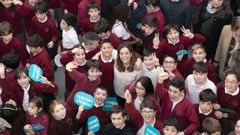 Encontro no �gora entre alumnado do CEIP Alborada e o Fogar de Santa Margarida e a corporaci�n local, coa alcaldesa In�s Rey, dentro de  Sementando participaci�n .