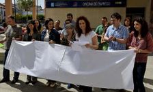 Responsables municipales y de los centros educativos de Cee, en la concentraci�n.