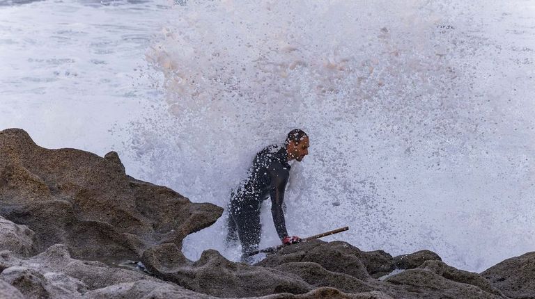 Arranca la campa�a navide�a del percebe en O Roncudo con olas de casi cuatro metros