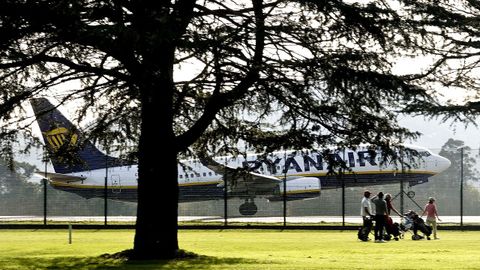 Un avi�n de Ryanair ante el Aeroclub de Vigo de la �ltima ruta internacional que ha tenido Peinador, la de Londres