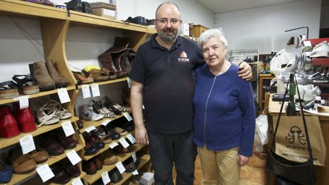 M�s de dos d�cadas reparando calzado. Mercedes recuerda que desde peque�o su hijo Miguel sent�a curiosidad por el oficio que desempe�a. 
