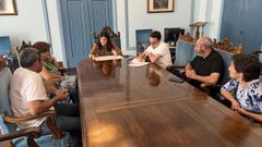 La subdelegada del Gobierno en Lugo, Isabel Rodr�guez, se reuni� este lunes con miembros de las asociaciones de vecinos de Recimil y de Coeo.