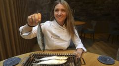 Luc�a Freitas, coci�ando unhas sardi�as � brasa no seu local de Santiago.