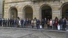 La alcaldesa de Gijn, Ana Gonzlez; el vicepresidente del Gobierno asturiano, Juan Cofio, y la consejera de Servicios Sociales, Melania lvarez, junto al resto de la corporacin, guardan un minuto de silencio este mircoles ante el Ayuntamiento de Gijn por Olivia, la nia de seis aos cuya madre permanece detenida como presunta responsable de su muerte