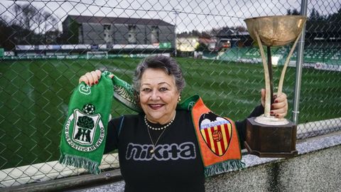 Asuncin Prez, Asun, desde la terraza de su casa, pegada al estadio de Espiedo, en una imagen del 2022.