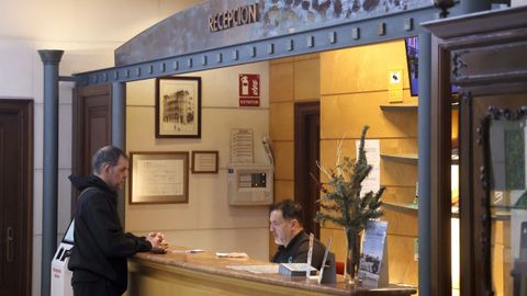 Hu�spedes llegando al Hotel Alda Suizo, que espera colgar el cartel de completo.