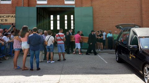 Los vecinos de Alba de Tormes despidieron a los cuatro j�venes fallecidos