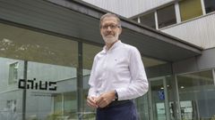 Sen�n Barro delante del Centro Singular de Investigaci�n en <span lang= gl >Tecnolox�as Intelixentes</span> de la USC, del que es director