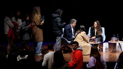 Teresa Abelleira, junto al alcalde de Pontevedra, Fernndez Lores, en el acto del Teatro Principal durante la firma de autgrafos