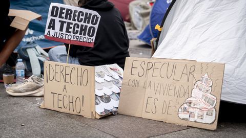 Pancartas de los activistas por la vivienda que han acampado en la Puerta del Sol