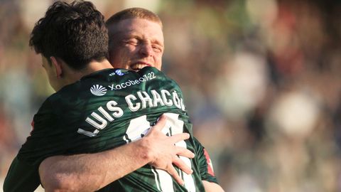 Luis Chac�n, autor del gol del empate ante Algeciras, se abraza con su compa�ero y asistente Carlos Vicente.