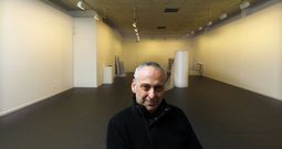 Jos� Luis Garc�a Boente, sentado el jueves mientras recog�a un local que pasar� de tener cuadros a colgar el cartel de �se alquila�. 