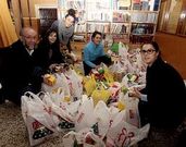 Voluntarios de Amencer preparando las bolsas de alimentos.
