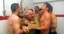 Plantilla y cuerpo t�cnico pasaron por las duchas