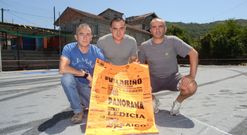 Los promotores de la fiesta en el campo de f�tbol que han �enmoquetado� para las fiestas. 