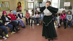 Ana Hermida, da Asociacin Lisstrata, nun momento da representacin de Tecn soia a mia tela