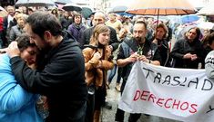 En la imagen, una de las placeras, Carmen L�pez, emocionada tras la protesta frente al Concello.