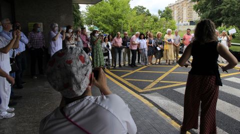 Un grupo de trabajadores del hospital salieron con una gaita y percusin para dar una sorpresa a los jubilados que posaban en la entrada para una foto