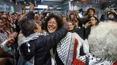 Sandra Garrido, recibida en la estacin de tren de Santiago