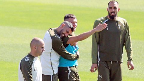 R�ber Fern�ndez, el segundo t�cnico del Celta, abrazando a Ferran Jutgl� este s�bado.