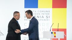 El presidente del Gobierno, Pedro S�nchez y el de Rumania, Nicolae Ciuca, se estrechan la mano tras la bilateral entre los dos pa�ses celebrada en Castell�n