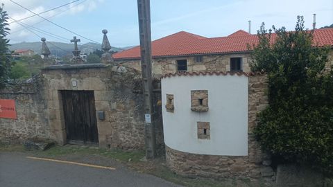 El tejado de la rectoral ha sido cambiado en una fase anterior.