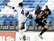 Iago D�az, peleando por la pelota con un jugador del Castilla en el Alfredo di St�fano.