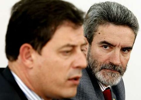 El alcalde (al fondo) y el presidente de la Diputaci�n en una imagen de archivo.