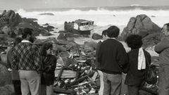 NAUFRAGIO DE �LA XANA� | 8 de octubre | El casco del nav�o apareci� hecho pedazos en los bajos del Moador, en la Punta da Barca, ante la estupefacci�n de vecinos y curiosos. Tres marineros lograron salvar la vida al ser arrastrados por un golpe de mar contra las rocas, aunque poco pudieron hacer por sus compa�eros.