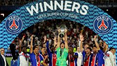 El PSG levanta el t�tulo de la Supercopa de Europa.