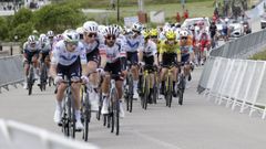 El pelot�n transit� por la costa de Barreiros en la segunda etapa de la prueba ciclista.