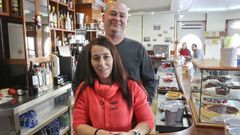 Ver�nica y Javier, tras la barra del Somar, un c�ntrico local al que ha regresado el chocolate con churros