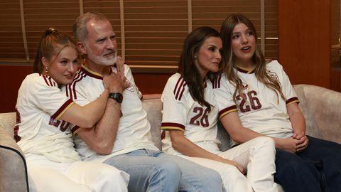 La infanta Leonor, abrazada a su padre, mientras que la infanta Sof�a comenta con su madre un momento del partido