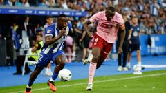 Bil Nsongo se escapa de Diakhaby en un lance del Deportivo-Valencia. 