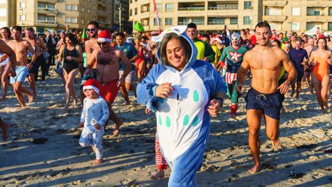 Chapuz�n para despedir el a�o en la playa de Silgar, en Sanxenxo