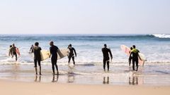 Clases de surf en el playa de Nemi�a, en el municipio de Mux�a