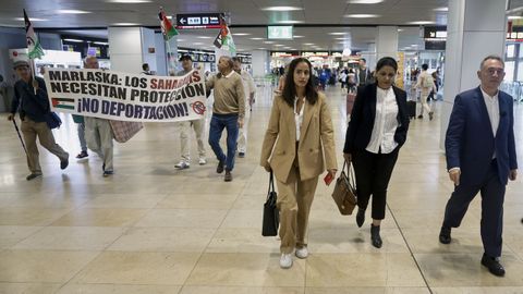 La portavoz de Ms Madrid en el Congreso, Tesh Sidi, el diputado de Sumar Enrique Santiago y varios manifestantes en la Terminal 1 del Aeropuerto de Barajas.