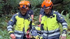 Efectivos de Bomberos del SEPA portean a la afectada