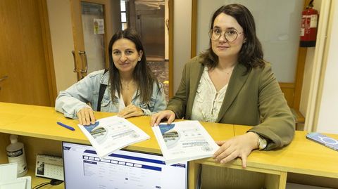 Paula Seoane y �ngela Facal, ayer por la ma�ana en el Rexistro del Concello de Carballo, donde entregaron la documentaci�n para ser remitida a la Direcci�n Xeral de Mobilidade.