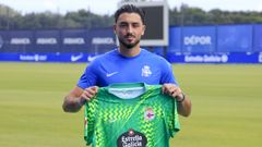 Leo Rom�n posa con la camiseta de portero del Deportivo durante su presentaci�n en el D�por Training Center.