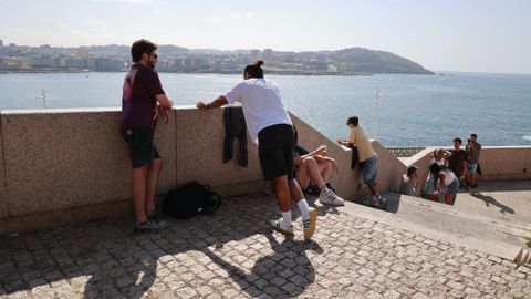 Ambiente previo al eclipse en el paseo mar�timo de A Coru�a