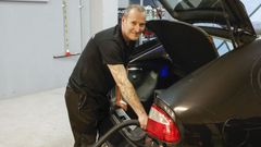 Juan Puig, en su establecimiento de lavado de veh�culos.