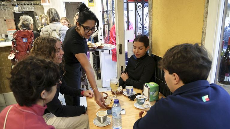 Las ca�as cuestan tres euros en La Tita, pero la cola en la entrada contin�a estable